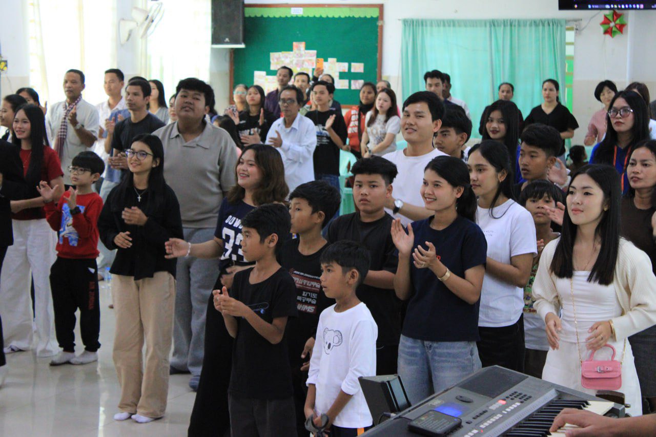 Yullin Community Church congregation worshipping together